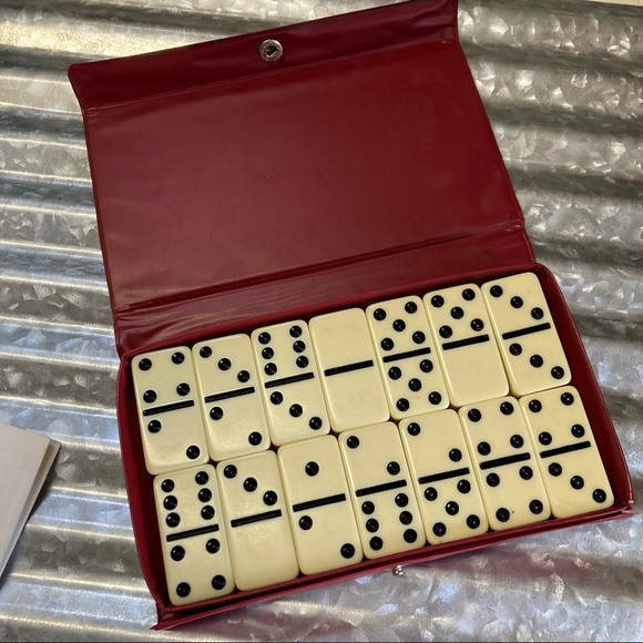 Domino’s Game Set - Picture 3 of 7